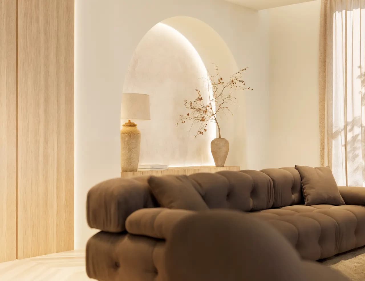 Rincón de estar cálido con sofá capitoné y hornacina iluminada — render 3D de un proyecto First Keys de 20 Studio