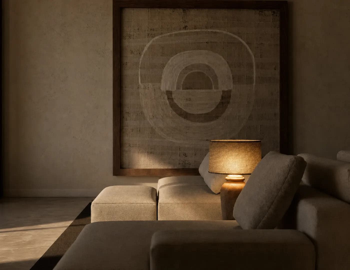 Rincón de salón cálido con sofá, lámpara de sobremesa y obra textil de gran formato — render 3D de 20 Studio